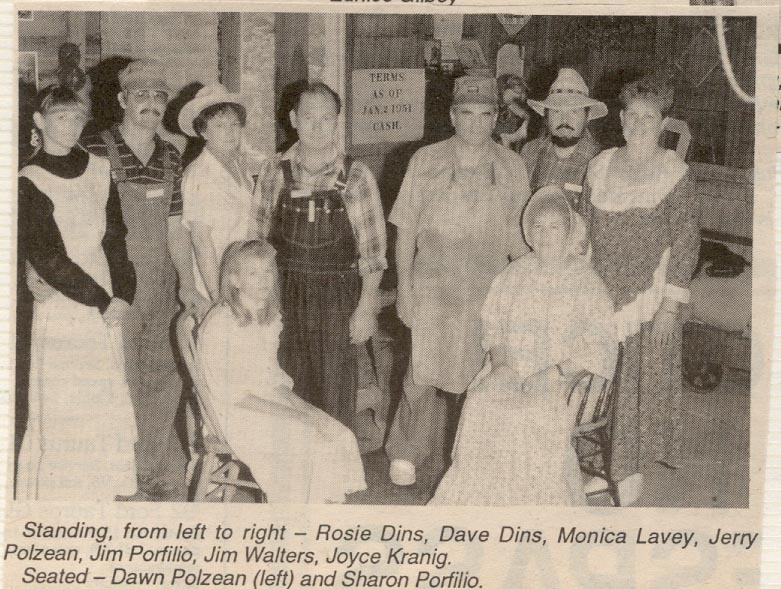 https://www.dundeemill.org/pictures/1995-2000/costumed_at_mill_1993.jpg