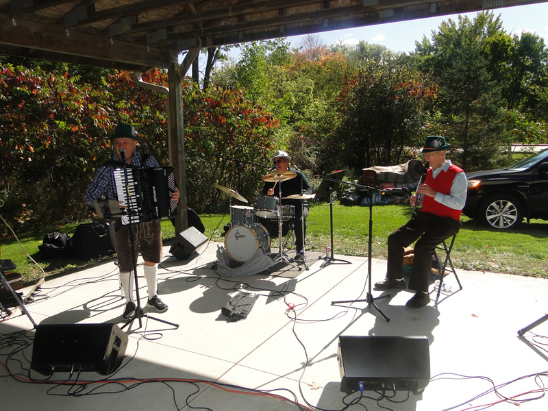 https://www.dundeemill.org/pictures/Oktoberfest2023/DSC07564.jpg